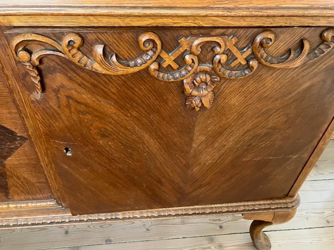 Billede 4 - Skænk med udskæringer