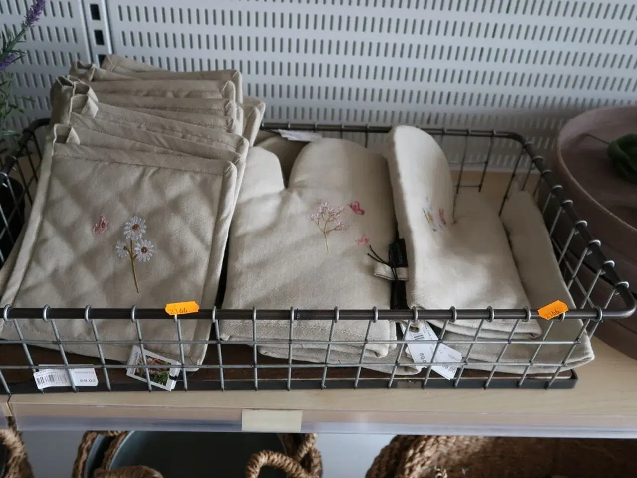 Billede 1 - Kurv med div. Grydelapper og grydehandsker