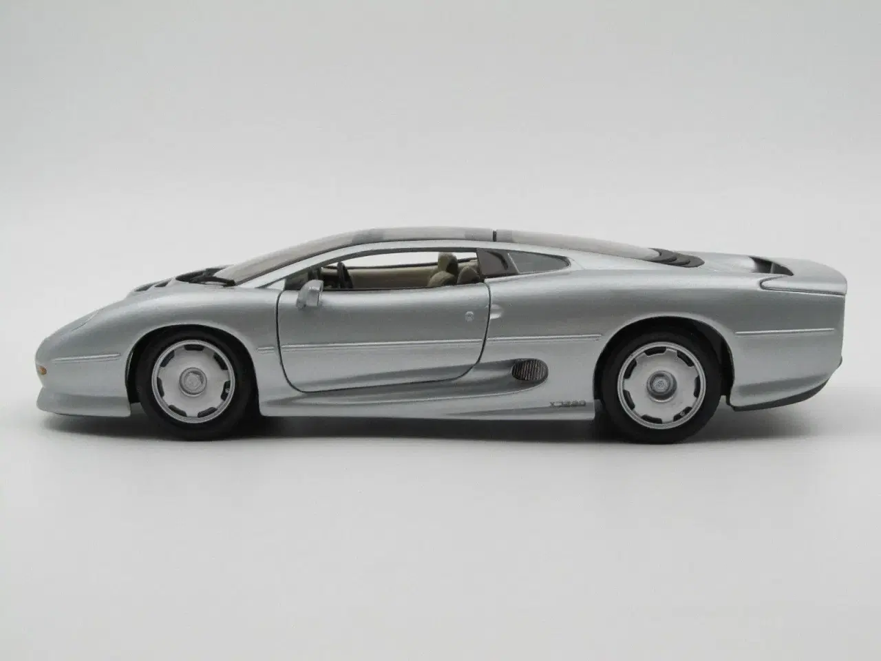 Billede 2 - 1992 Jaguar XJ220 1:18 