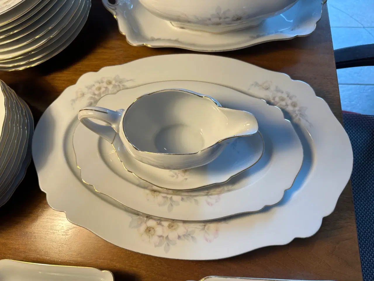 Billede 5 - Stort Bavaria stel med æbleblomst og guldkant