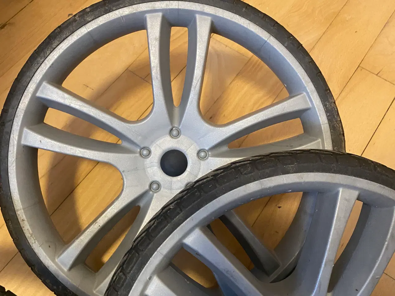 Billede 3 - originale punkterfri hjul til Odder barnevogn.