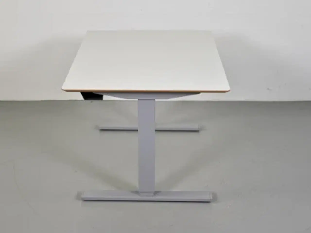 Billede 4 - Scan office hæve-/s�ænkebord med hvid laminat, gråt stel og kabelbakke, 120 cm.
