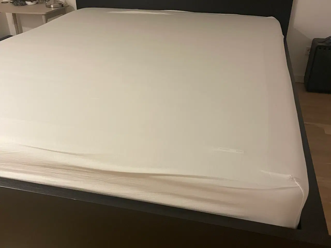 Billede 1 - Boxmadras og malm sengestel med 2 skuffer sælges