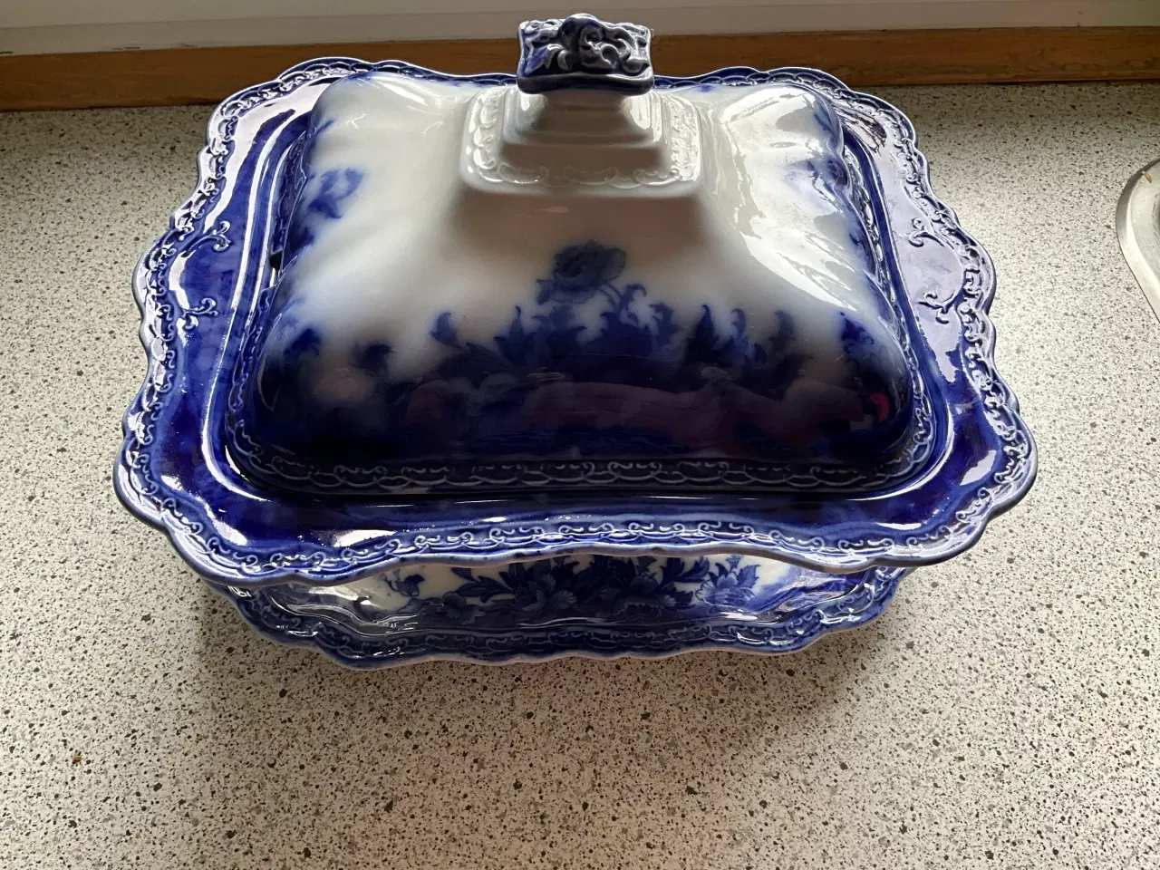 Billede 9 - Royal Wedgwood suppeterrin med underskål