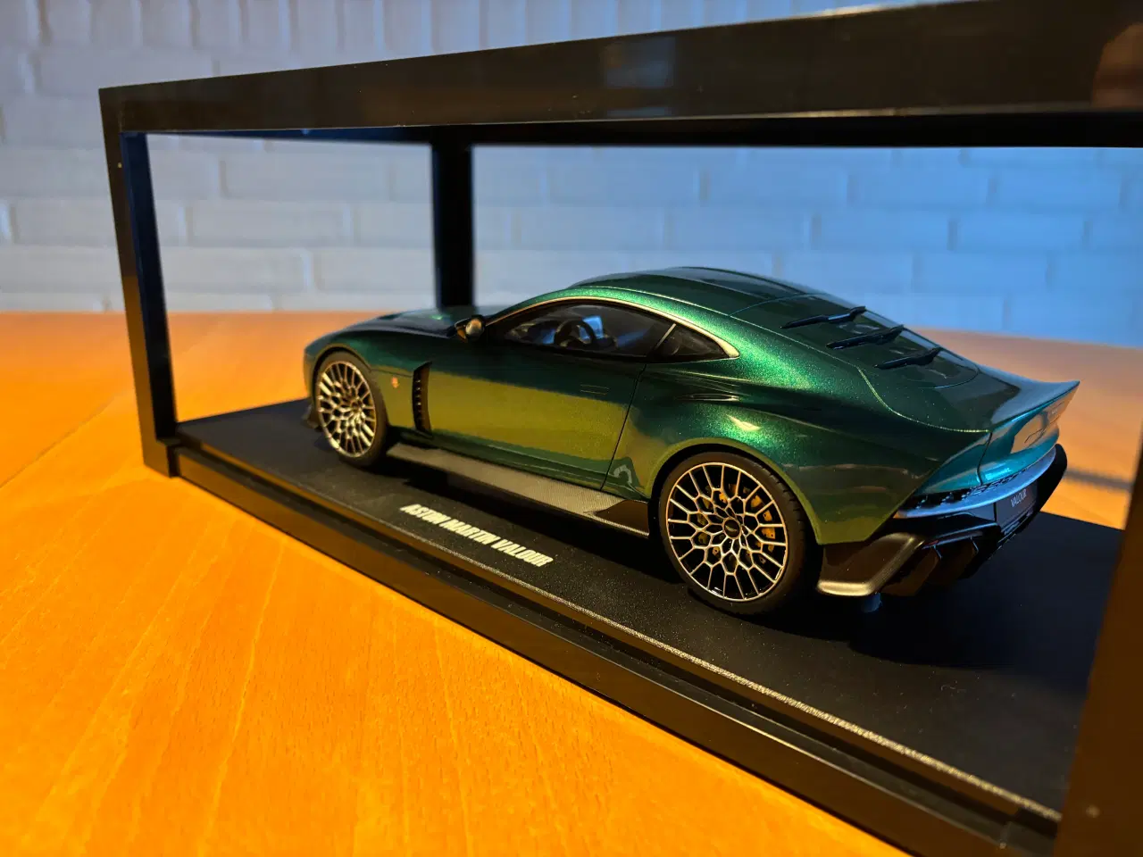 Billede 5 - Aston Martin Valour 1:18