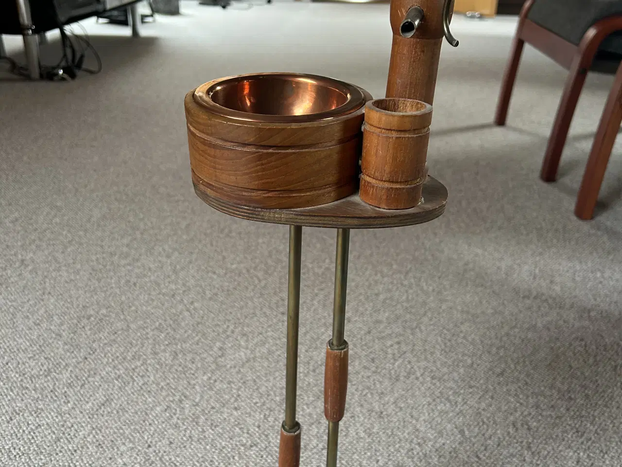 Billede 1 - Dansk askebæger i teak, messing og kobber. 70 cm h