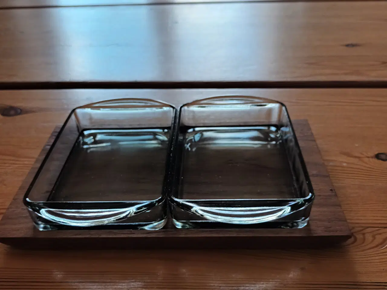 Billede 1 - Teaktræ bakke med 2 stk. glasfade .