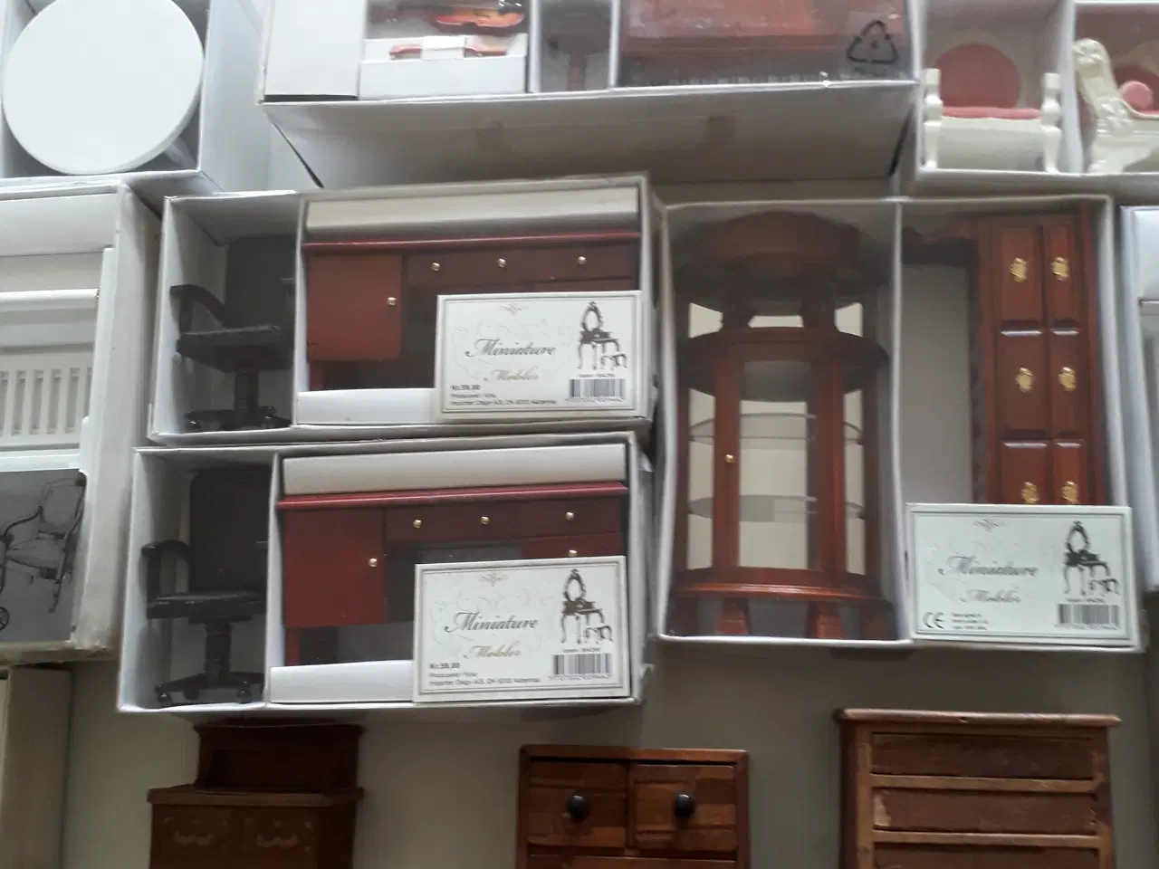 Billede 2 - Dukkehusmøbler - Miniature Samling med tilbehør.