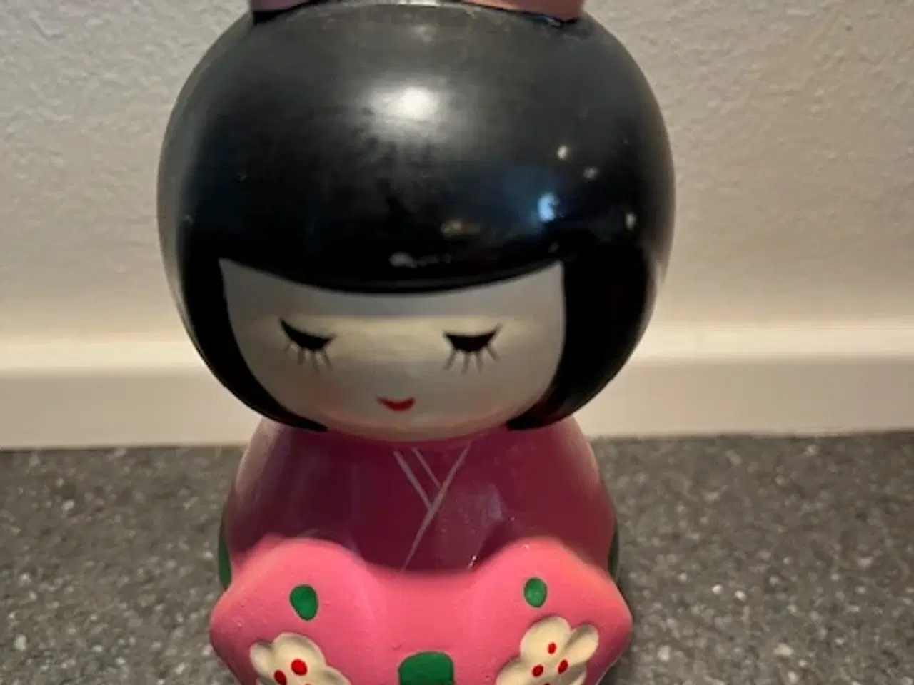 Billede 2 - Sød Kokeshi-inspireret sparebøsse i pink kimono