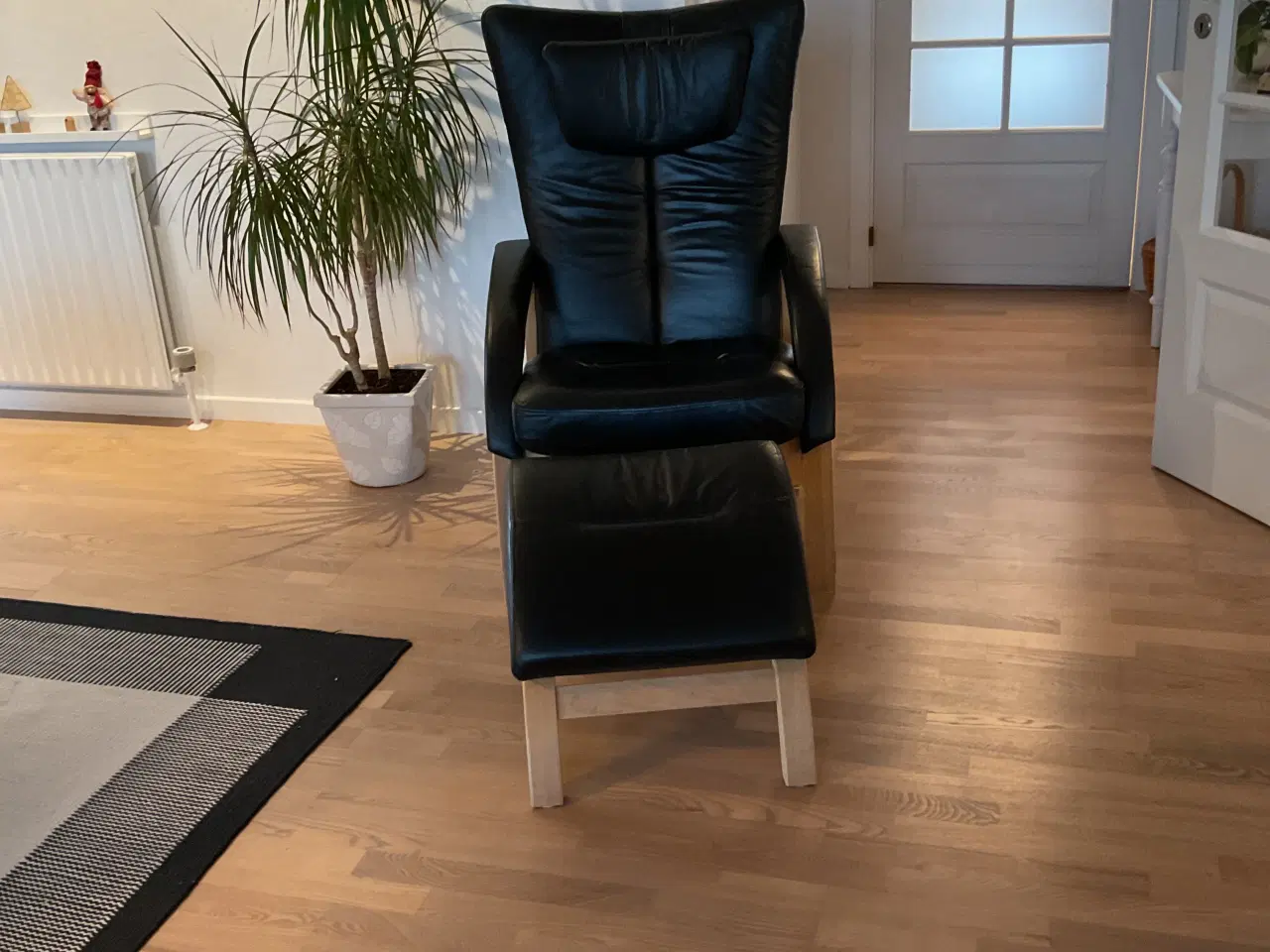 Billede 1 - Clio lænestol med tilhørende skammel