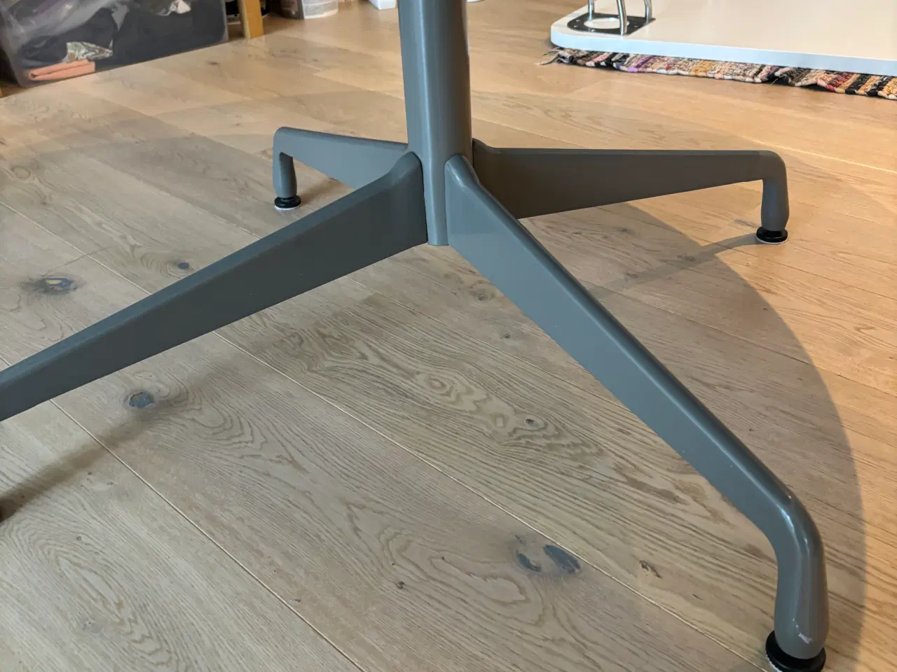 Billede 3 - Eames Spisebord Rundt