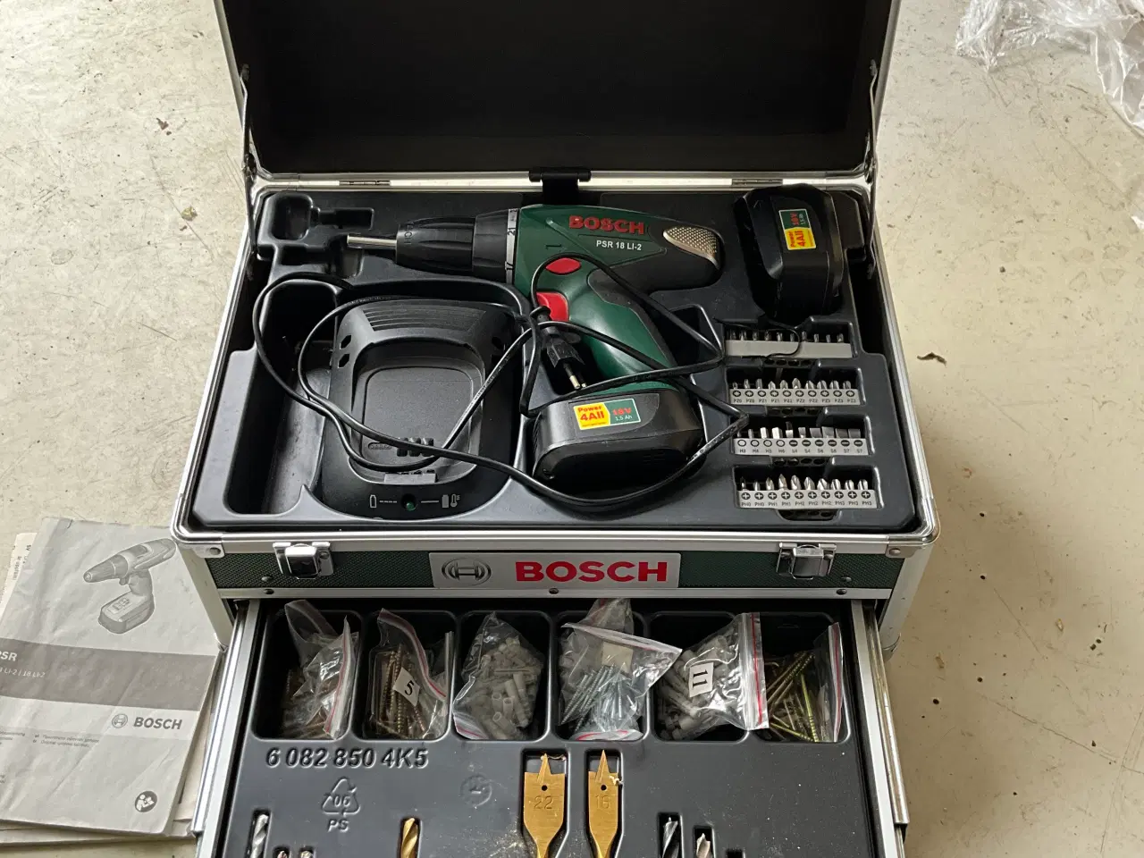 Billede 1 - Boremaskine Bosch med 2 x batteri, lader, kuffert 