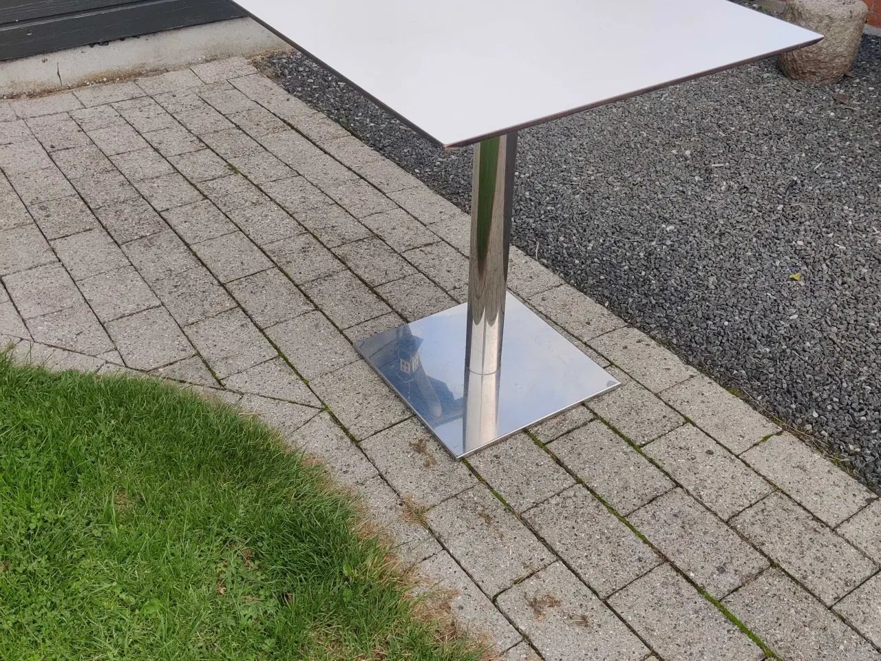 Billede 1 - Pænt og solidt cafebord. 