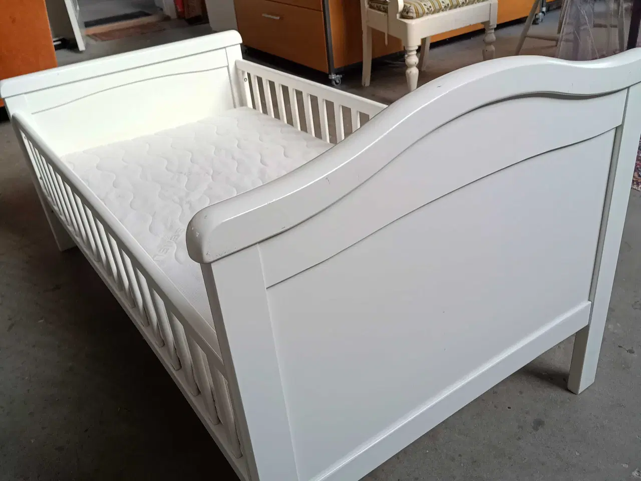 Billede 4 - Juniorseng af hvidmalet træ