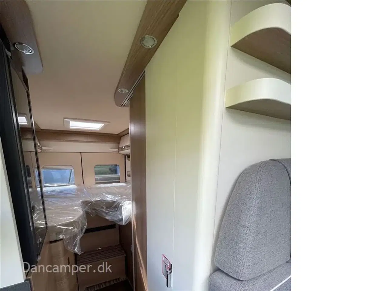 Billede 13 - 2024 - Carthago van 640 LE GT   MESSEPRIS kr. 1.099.900,- SPAR kr. 156.630,- Topmodel - enkeltsenge, Ko-øje-vinduer i bag, 9-trins automatgear, skiltegenkendelse, fjernlysassistent, navigation, Pioneer mediacenter, m.m.m.