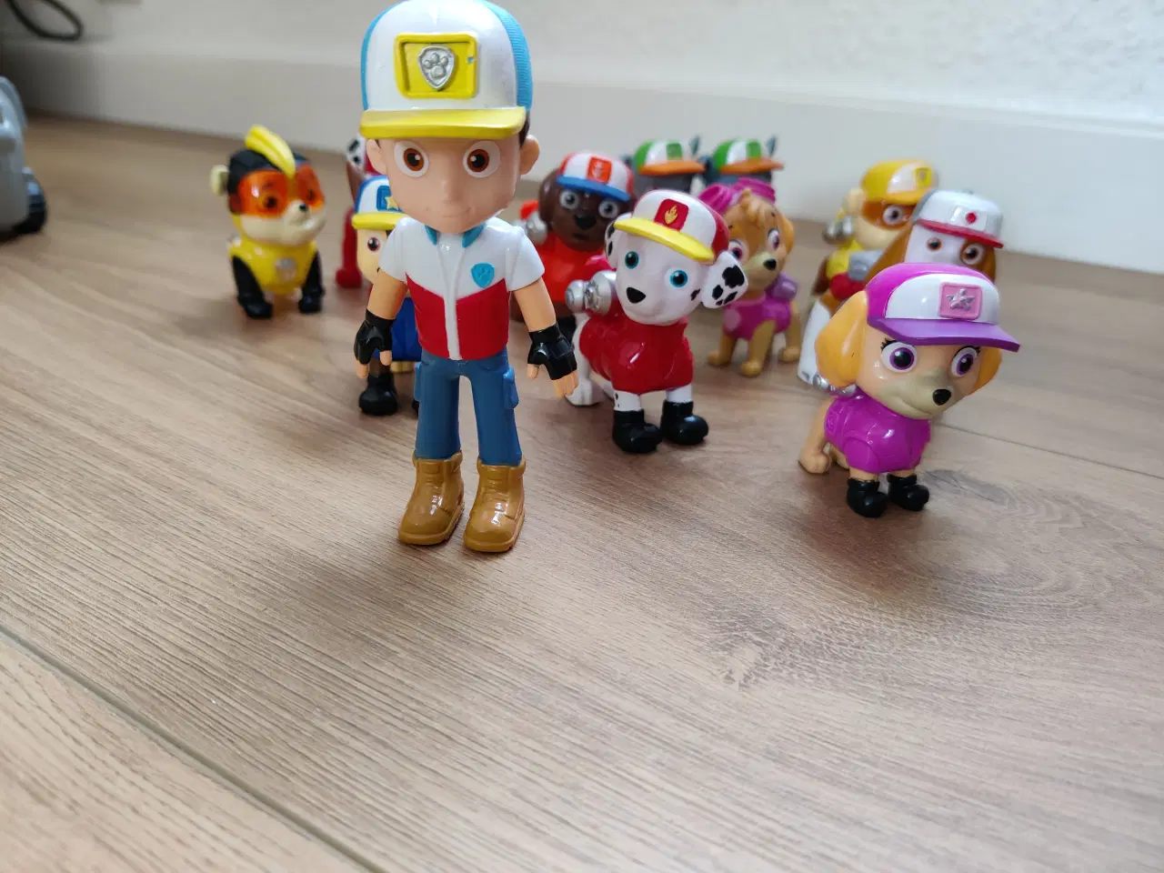 Billede 2 - Paw Patrol figur inkl. køretøjer.