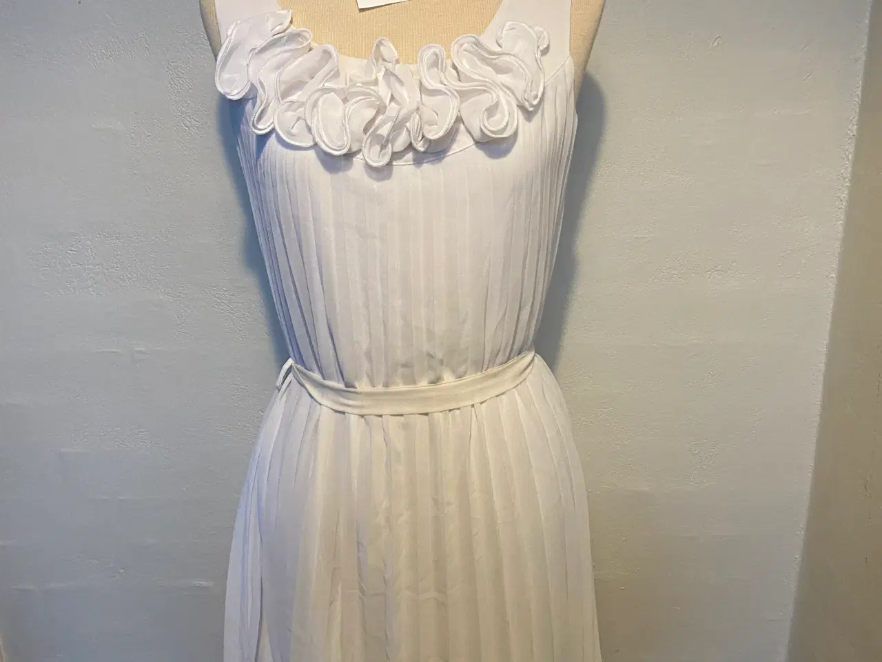 Billede 1 - Hvid bluse/kjole Str xs længde 90 cm