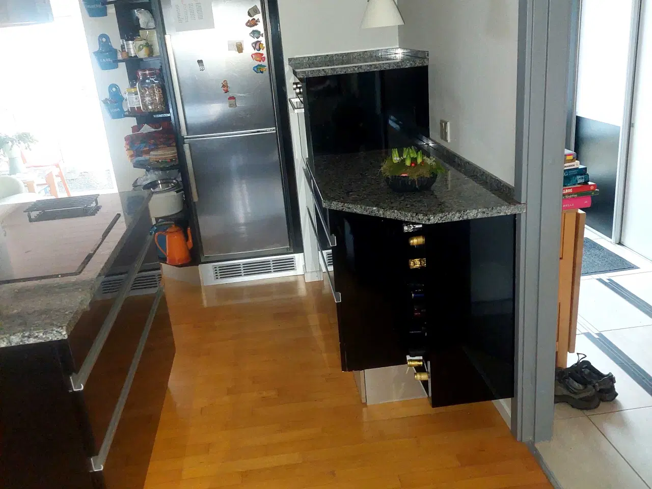 Billede 1 - Tviskøkken i sort højglans