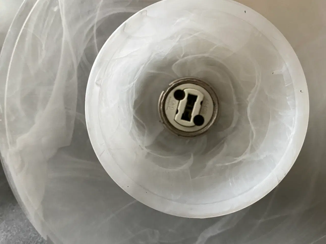 Billede 3 - 2 fine loftslamper med marmoreret glas