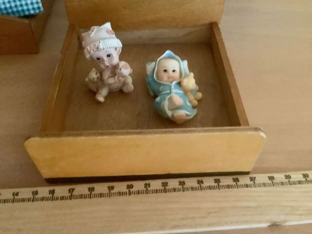 Billede 7 - Dukkehus senge i træ sælges samlet.