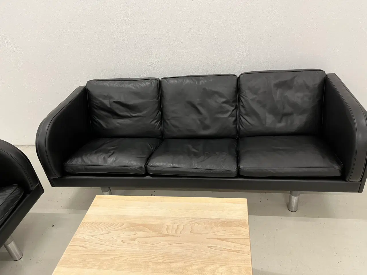 Billede 5 - JG3 2x3 Pers.Designer Sofaer i sort primo læder.