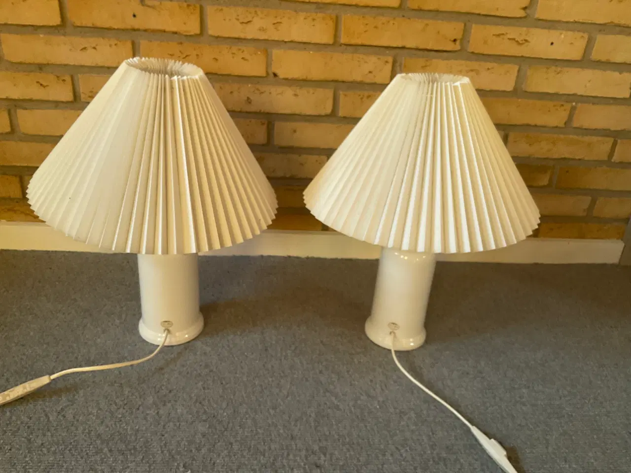 Billede 1 - 2 hvide bordlamper.