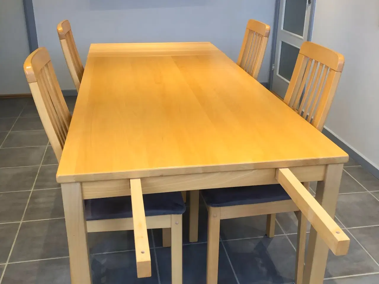 Billede 2 - Spisebord i massiv lakeret bøg med 4 stole