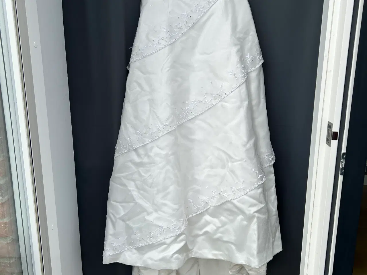 Billede 1 - Elegant hvid brudekjole med diadem tiara