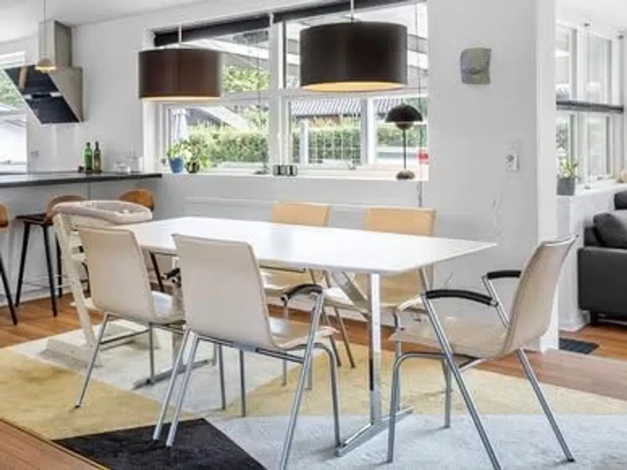 Billede 2 - Flot hvidt spisebord med tillægsplader