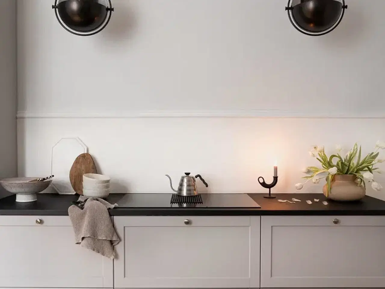 Billede 2 - Sort Gubi-lampe – lille model – sort stel