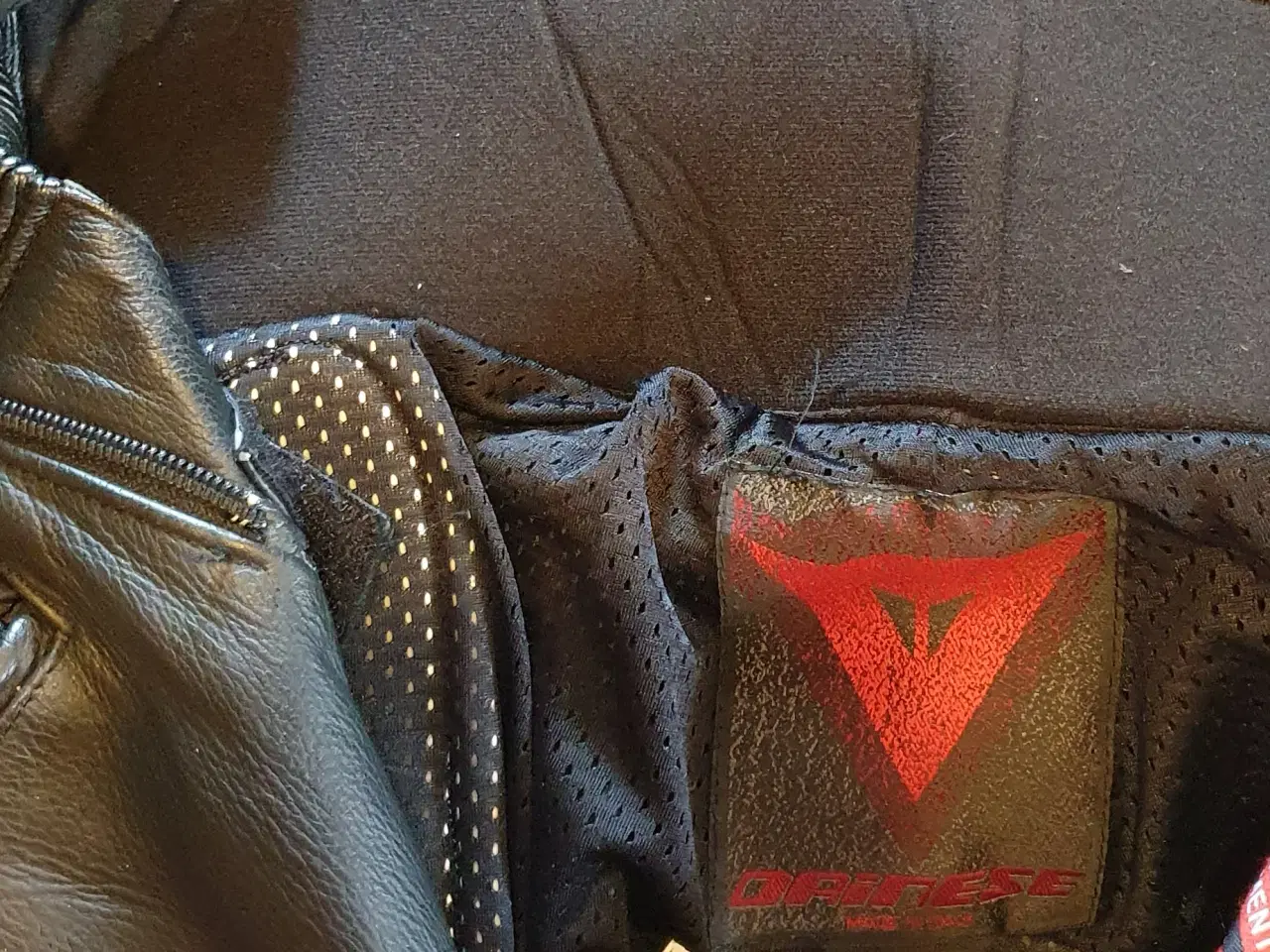 Billede 4 - Dainese to-delt læderdragt i str. 54/52