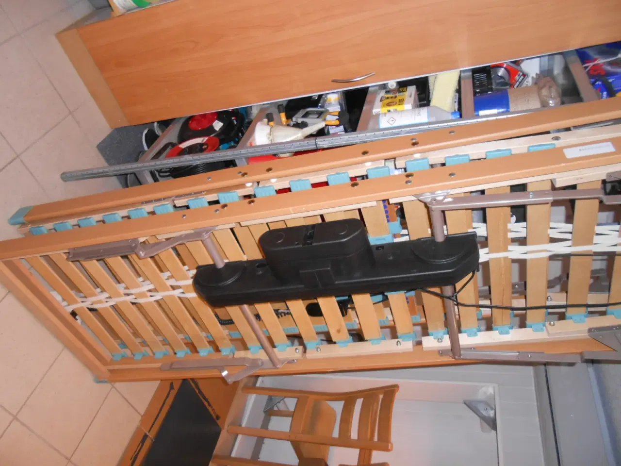 Billede 6 - Flot hvid seng 140x200. med elevationsbund .