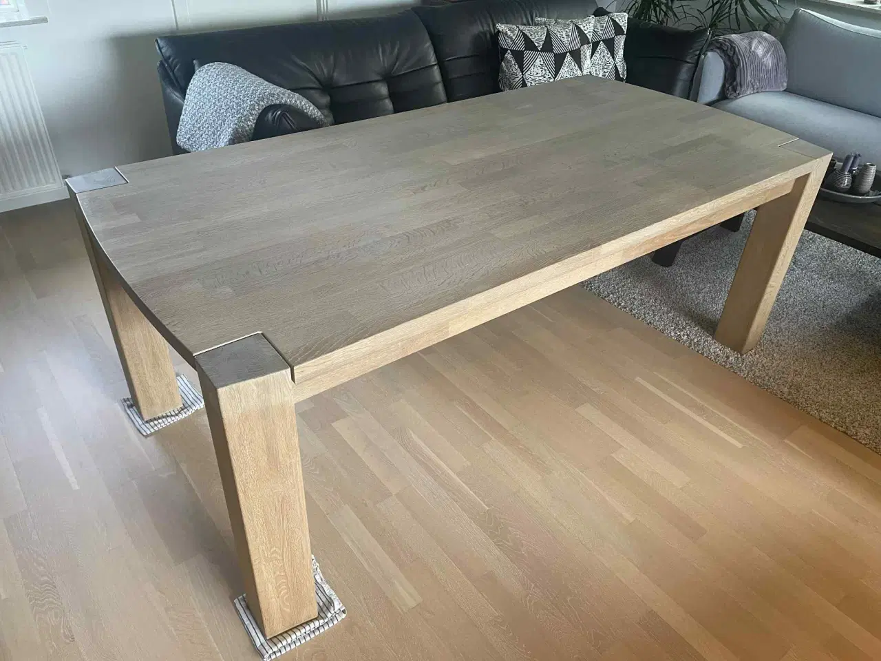 Billede 1 - Heimdal spisebord i massivt egetræ