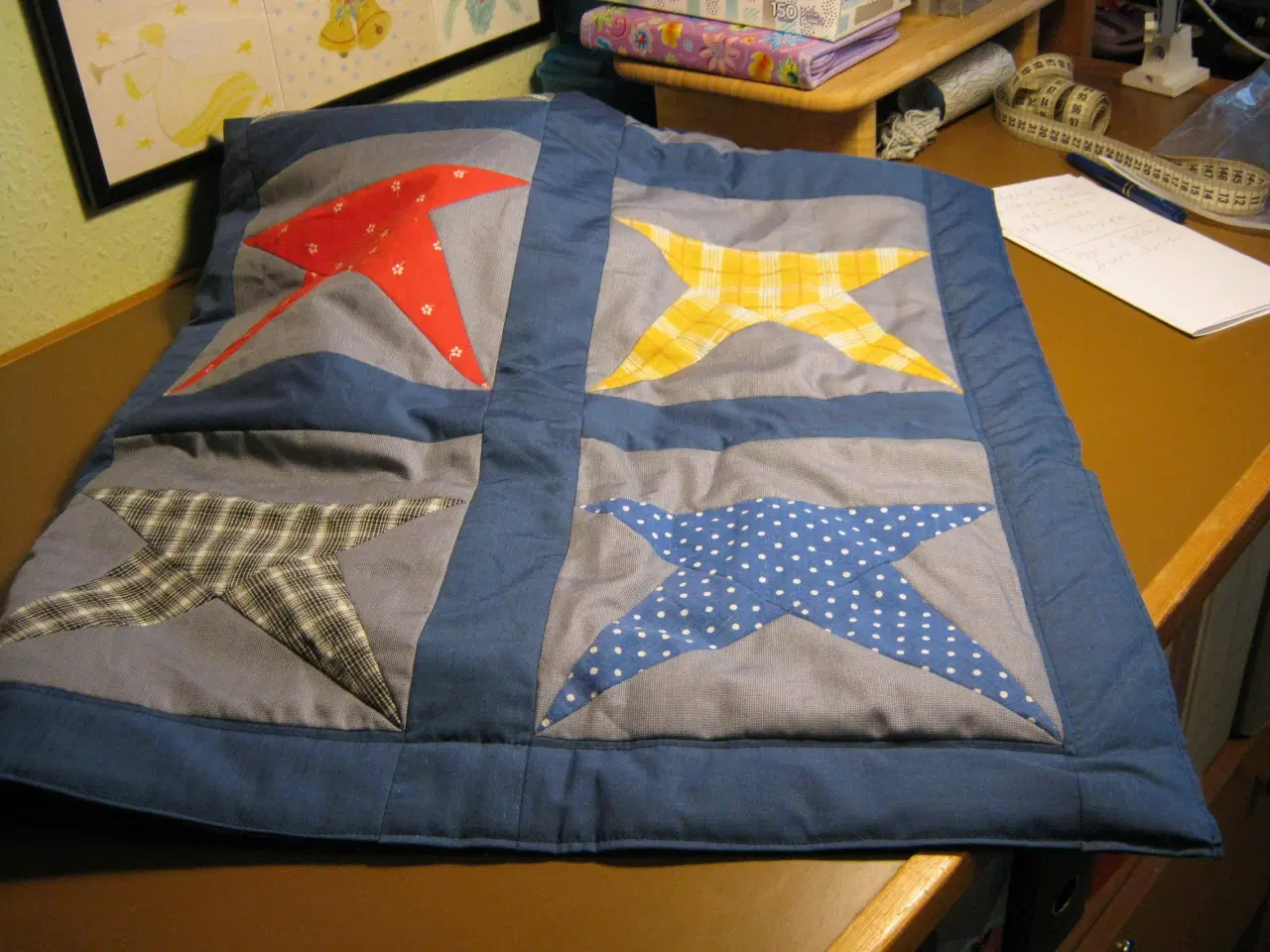 Billede 1 - Tæppe med blå kant