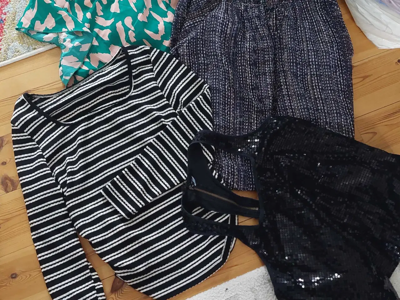 Billede 3 - 2 sække med tøj