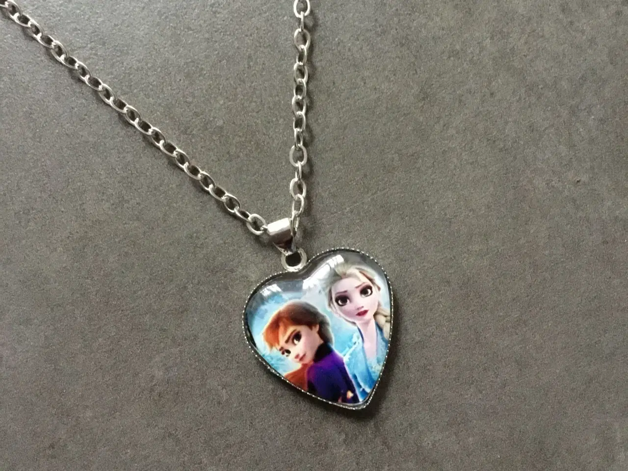 Billede 3 - Frost halskæde med Elsa og Anna fra Frost hjerte