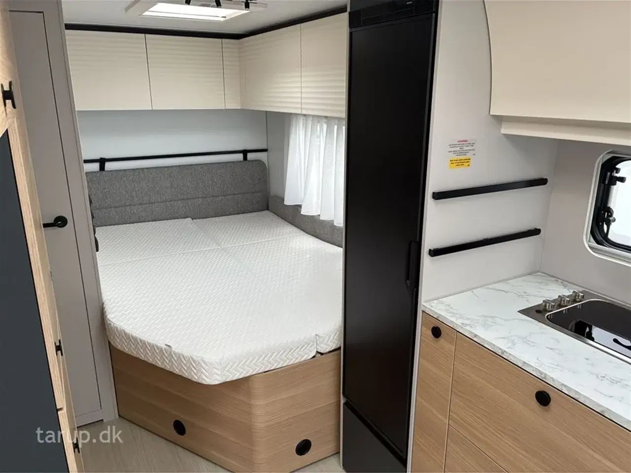 Billede 16 - 2026 - Adria Adora 522 UP   Dobbeltsengsvogn, rundsiddegruppe, el-gulv-varme, stort 142L KOMPRESSOR køleskab, TV-holder, stabilisator, Adria Smartbox, glasfibertag