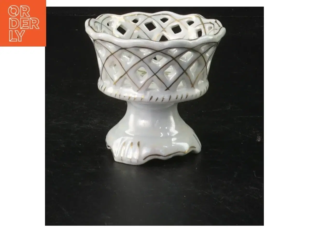 Billede 1 - Porcelænsfad med gennembrudt mønster (str. 8 cm)