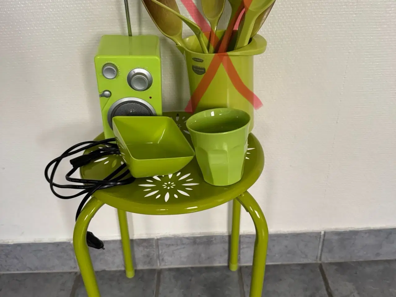 Billede 1 - Grønt tema: taburet, radio, tandkrus, skål