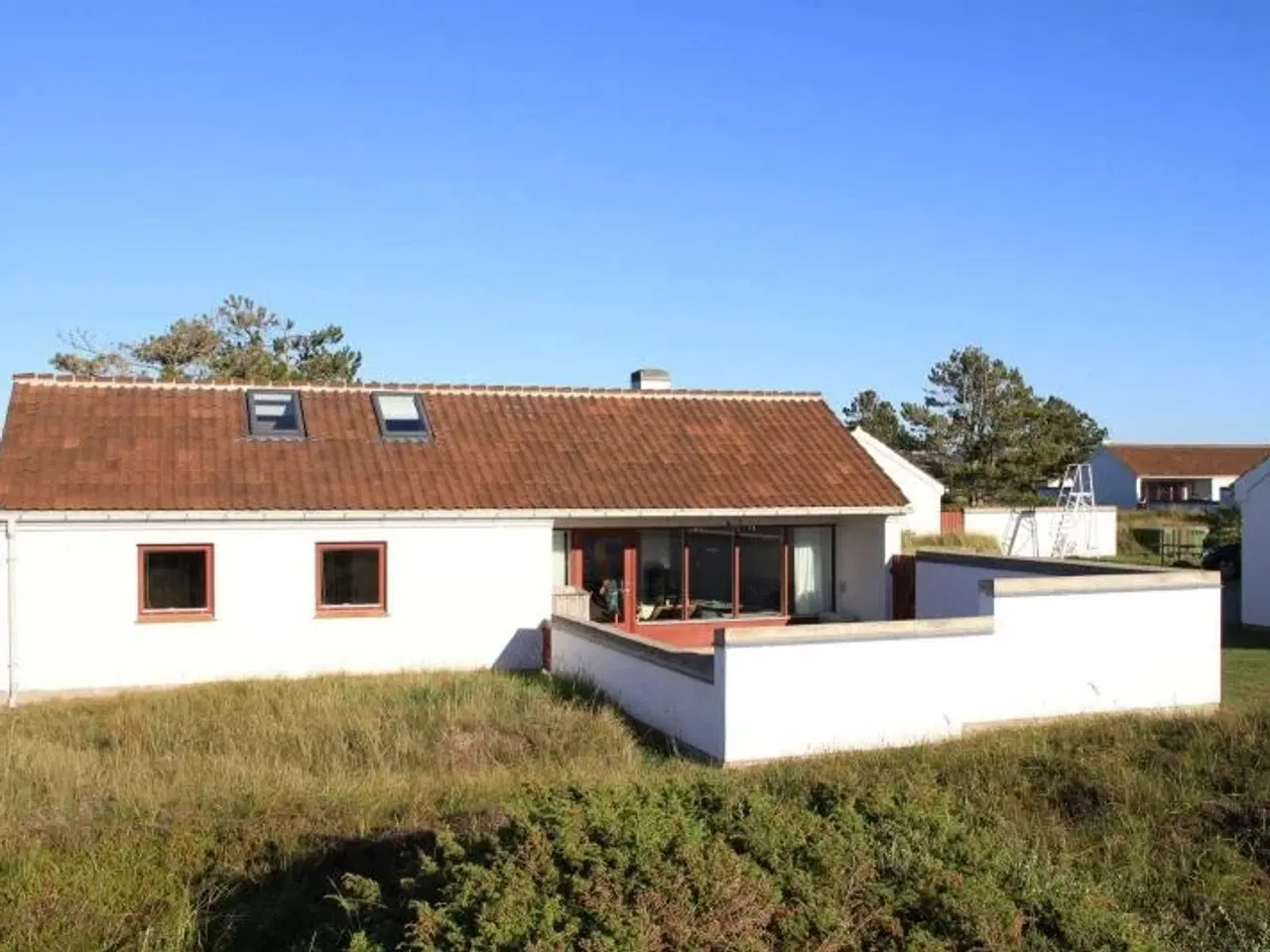 Billede 5 - Sommerhus i Rødhus med fantastisk udsigt over klitlandskabet - fra gårdhave og fra samtlige rum i huset.