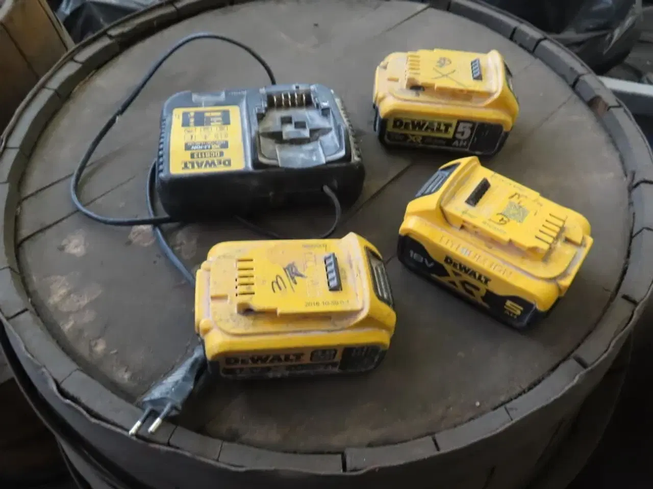 Billede 1 - 3 stk. Batterier samt lader DEWALT