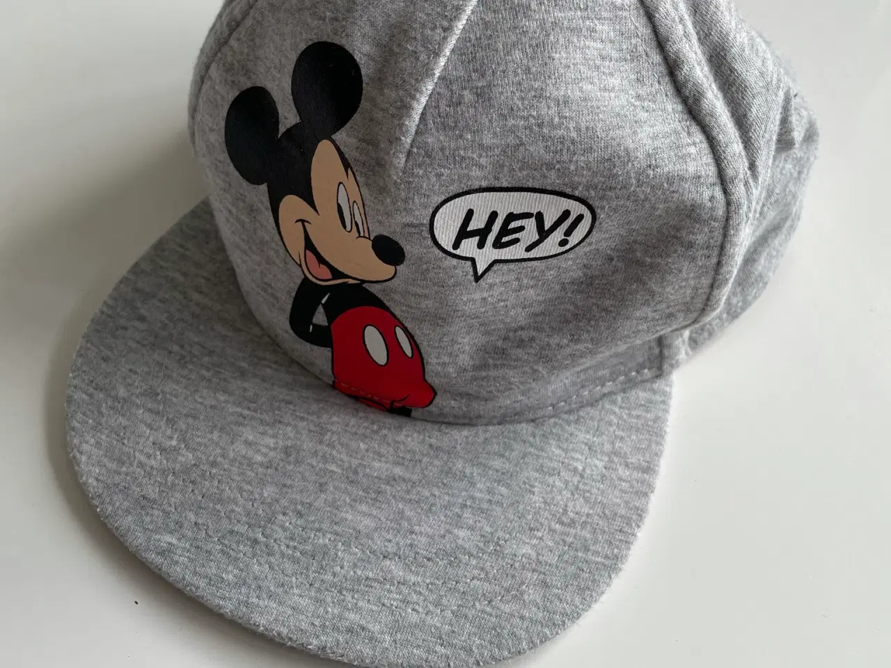Billede 1 - Kasket med Mickey Mouse skrift og motiv, , str. 80