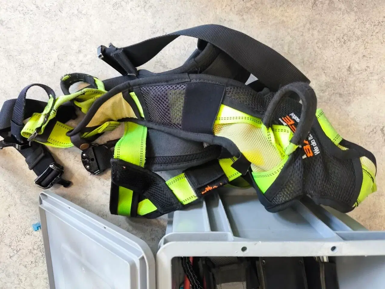 Billede 2 - Kasse m. sikringsgrej samt div.