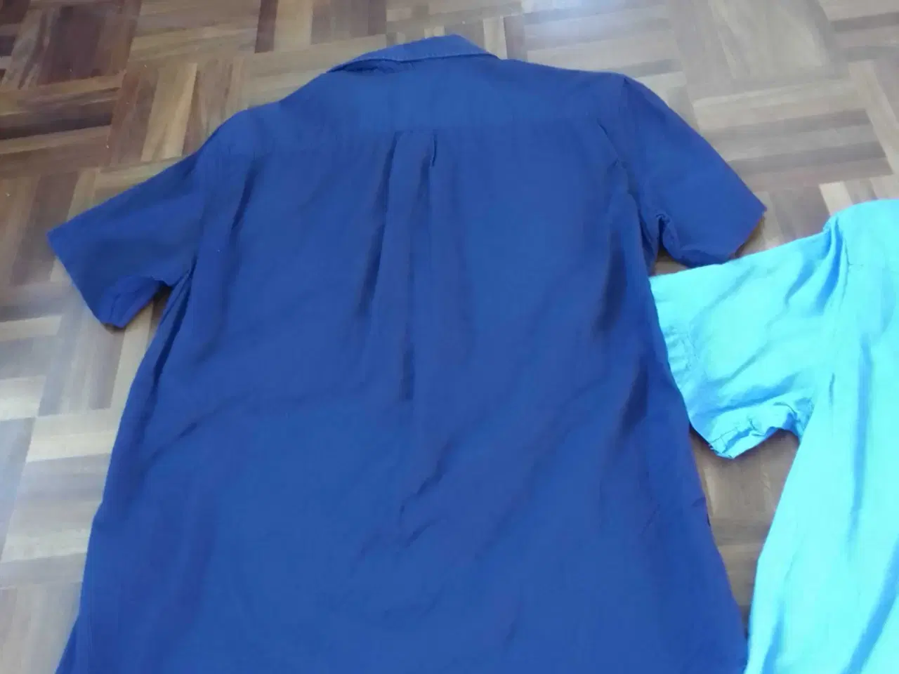 Billede 6 - 2 stk ensfarvet skjorter str m