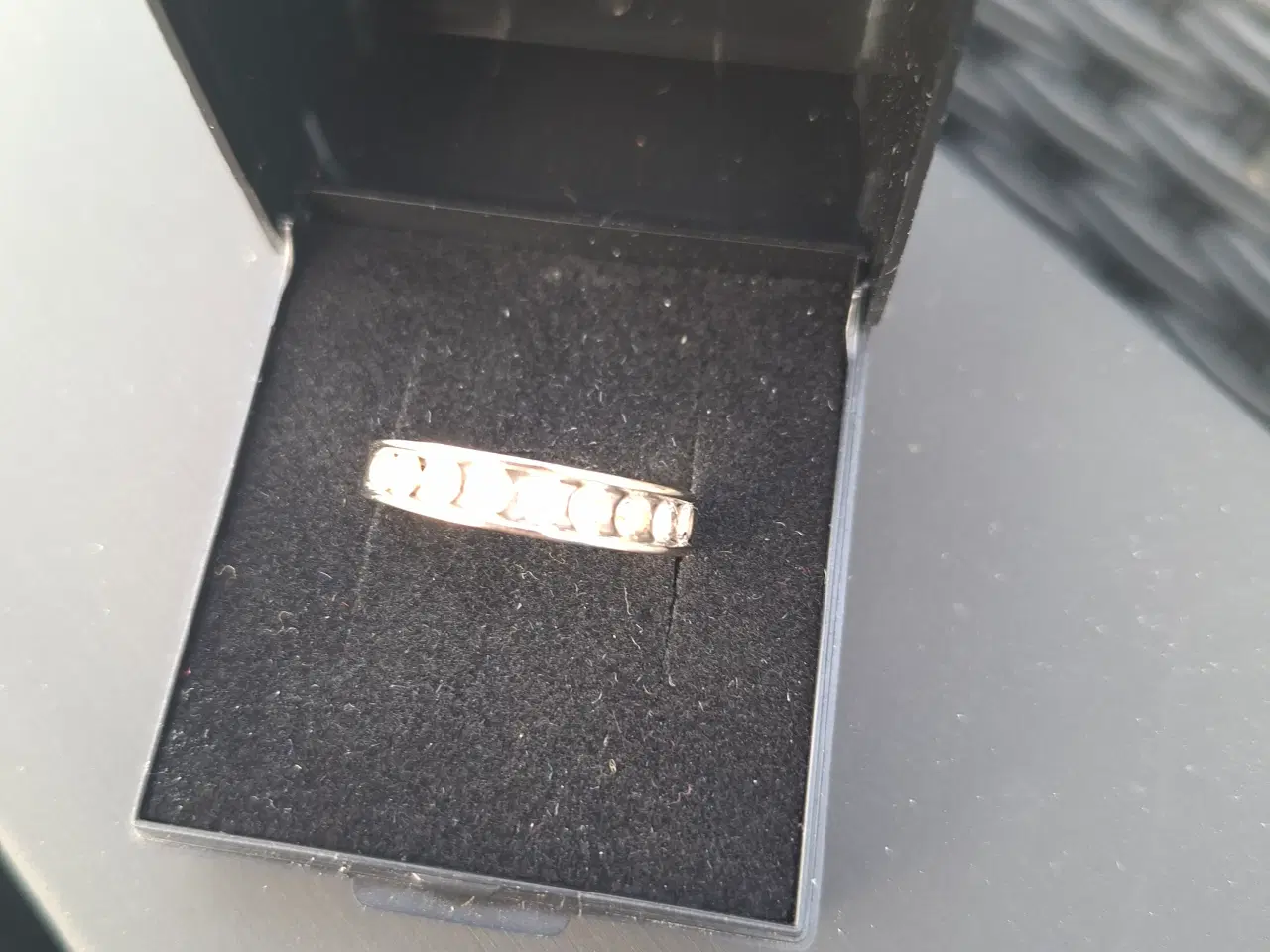 Billede 3 - 14 kt .Hvidguldsring med brillianter