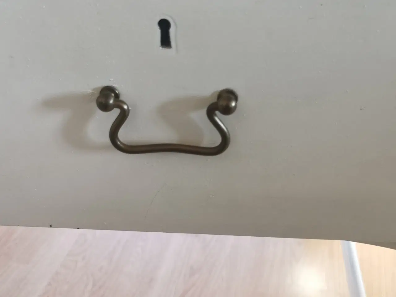 Billede 5 - Sjovt gammelt skrivebord med hylde på bagsiden