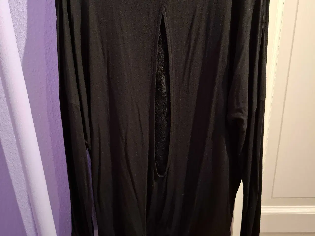 Billede 2 - Sort bluse med flotte detaljer bag på ryggen