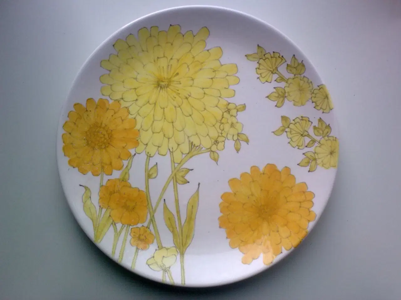 Billede 6 - Høns og haner på gul og hvid fad tallerken