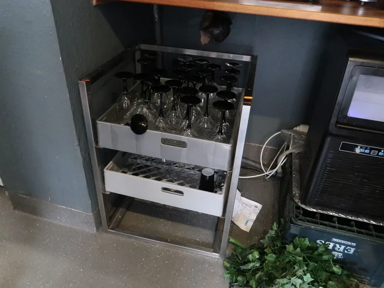 Billede 1 - Stikvogn med div. Opvaskebakker med glas m.m.