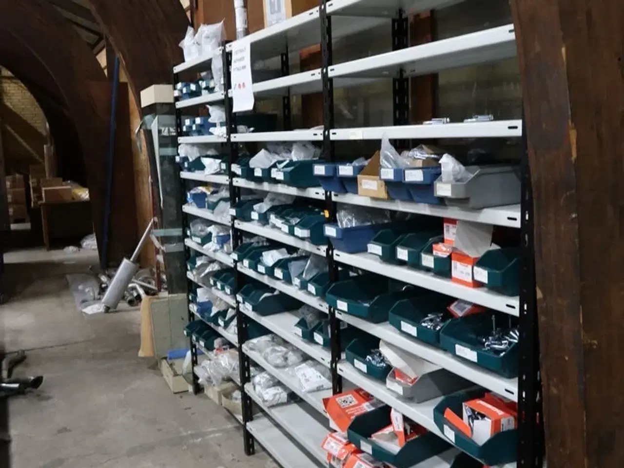 Billede 6 - 6 fag lagerreoler med indhold